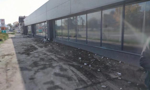 Niš: Egy BMW 20 éves utasa halt meg, amikor az autó egy épületnek csapódott
