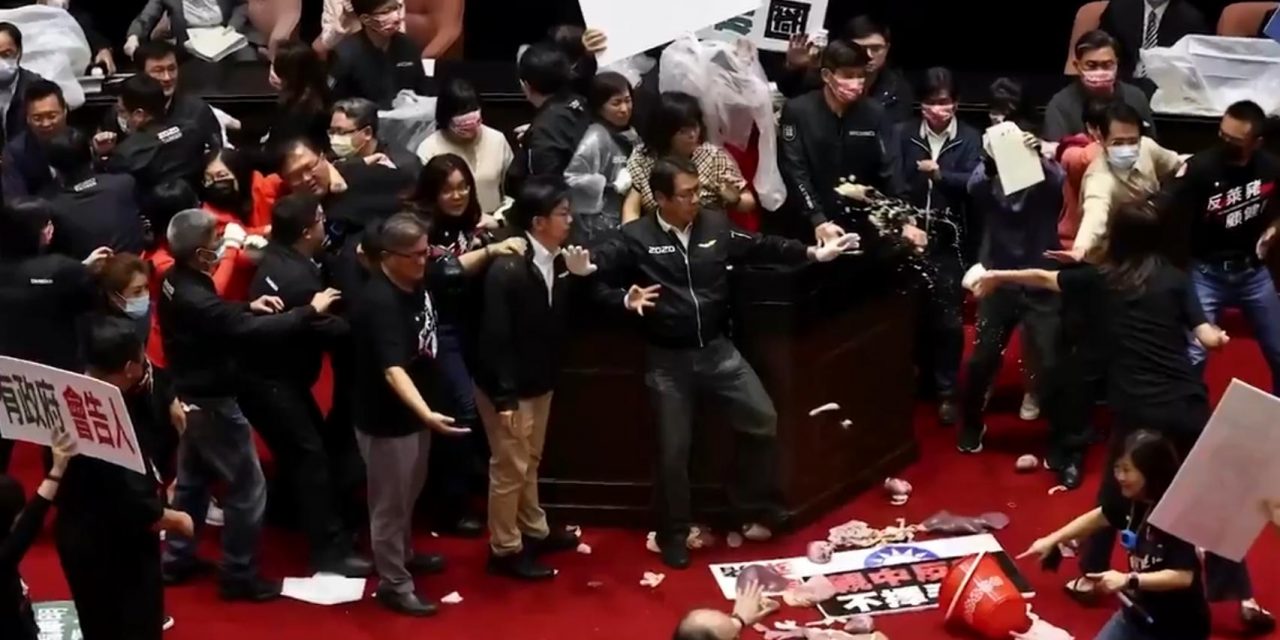 Disznóbéllel dobálták egymást a képviselők a tajvani parlamentben (Videó)