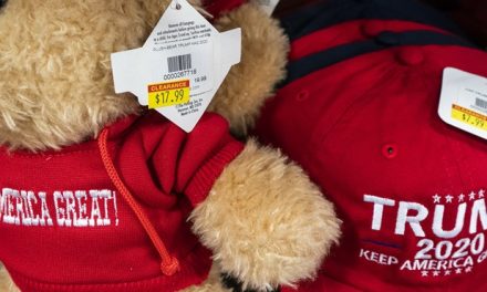 Már féláron árulja Trump piros sapkáját a Fehér Ház ajándékboltja
