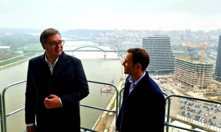 Vučić és Mali a Belgrád Víziváros tornyában