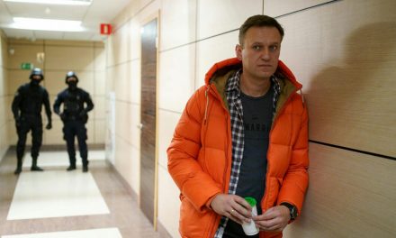 Letöltendő börtönbüntetésre ítélték Navalnijt