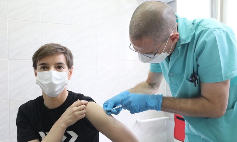 Ana Brnabić vette fel az első koronavírus elleni vakcinát Szerbiában (videó)