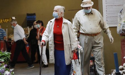A magyar kormány szombattól felfüggeszti az idősek vásárlási idősávját