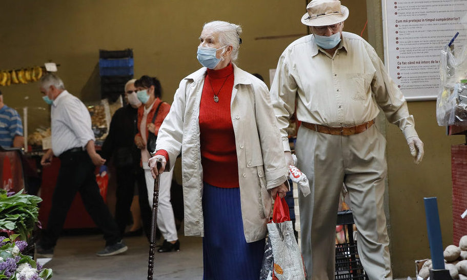 A magyar kormány szombattól felfüggeszti az idősek vásárlási idősávját
