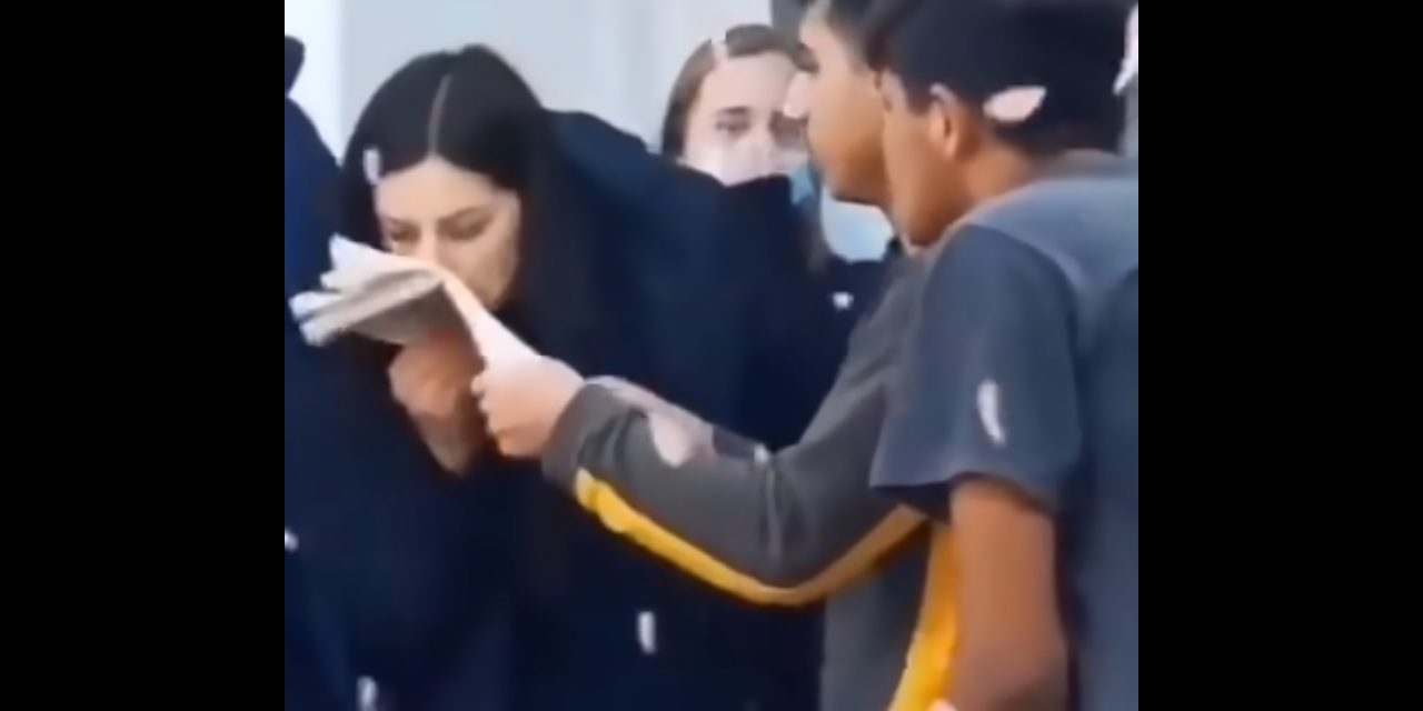 Kiskorú afgánok kényszerítették a menekültügyi hivatalnokot, hogy csókolja meg az imaszőnyeget (Videó)