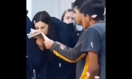 Kiskorú afgánok kényszerítették a menekültügyi hivatalnokot, hogy csókolja meg az imaszőnyeget (Videó)