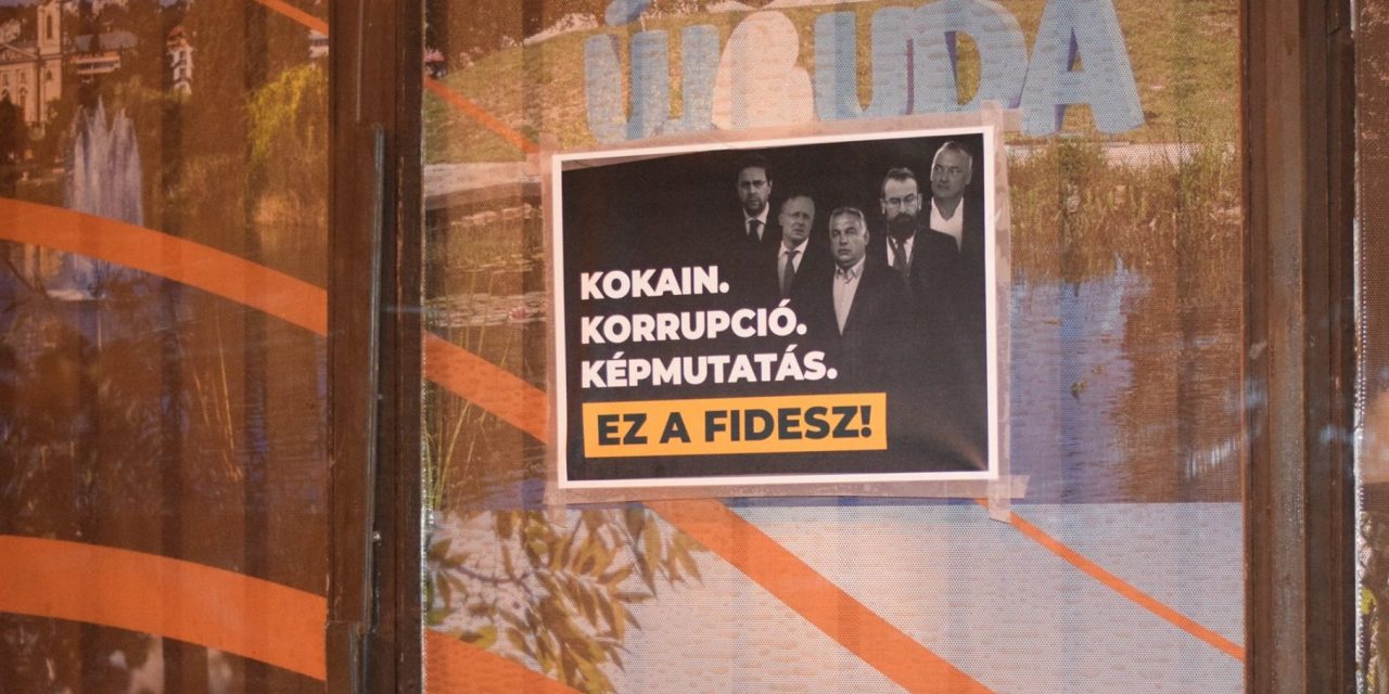 Fidesz-irodáknál plakátolt a Momentum