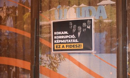 Fidesz-irodáknál plakátolt a Momentum