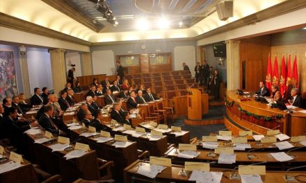 A montenegrói parlament elfogadta a módosított egyházügyi törvényt