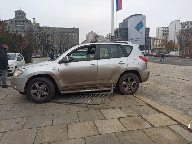 Incidens a parlament előtt: Autó hajtott keresztül a védőkorláton