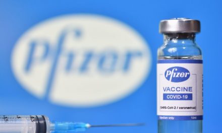 Pfizer/BioNTech: Valószínű, hogy az új variáns ellen is jó a vakcina
