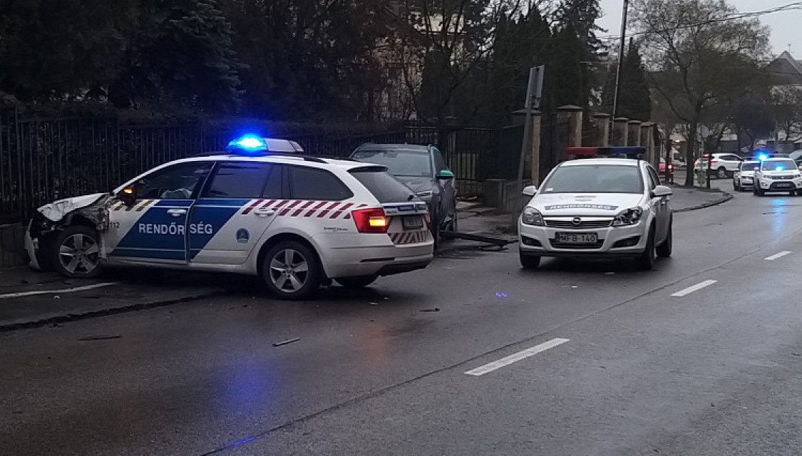 Rendőrautók karamboloztak Budapesten