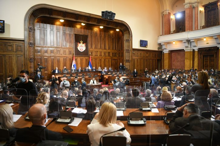 Kis híján összeverekedett a hatalom az ellenzékkel a szerb parlamentben