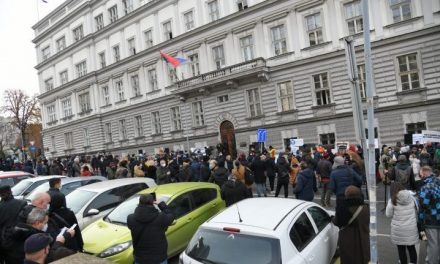 A pénzügyminisztérium épülete előtt tüntetnek a kisvállalkozók
