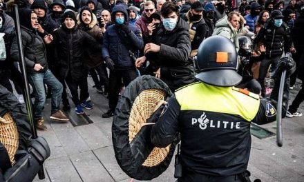 Eldurvultak a korlátozásellenes tüntetések Hollandiában (videó)
