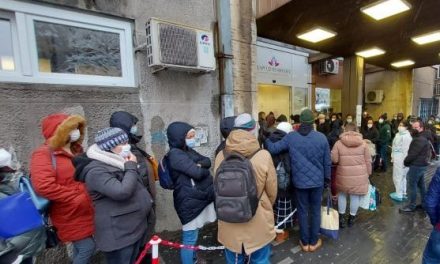Hóban, fagyban várakoztatják a várandósokat a belgrádi klinika előtt