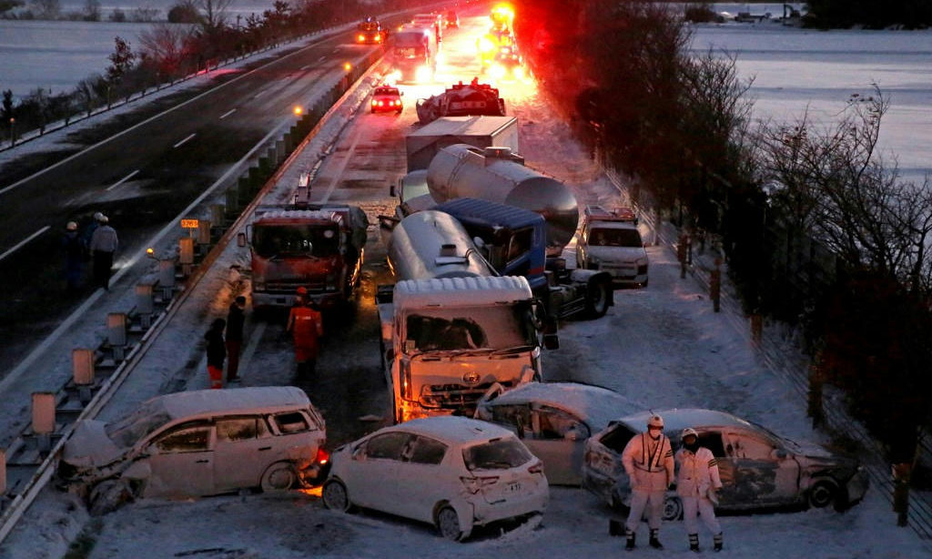 130 autó ütközött össze egy japán autópályán (Fotók)
