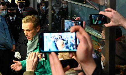 Harmincnapi letartóztatásra ítélték Alekeszej Navalnijt