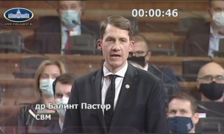 Pásztor Bálint a parlamentben: Miért kell PCR-teszt a Magyarországról történő visszatéréskor? (Videó)