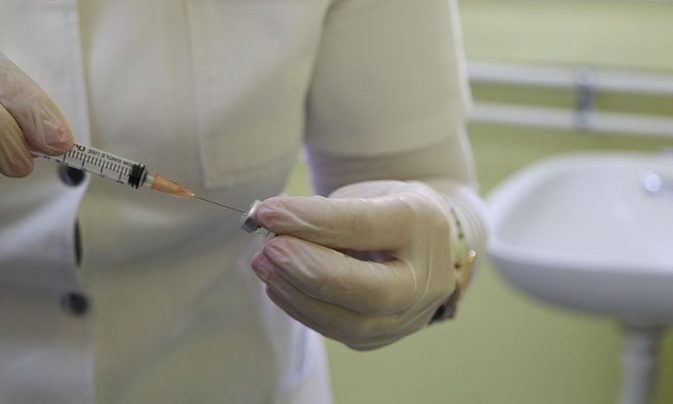 Szerbiában először az egészségügyi minisztert oltják be kínai vakcinával