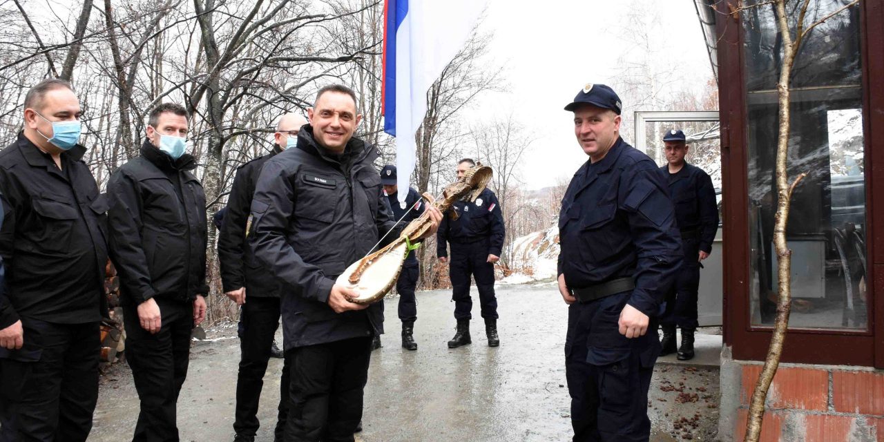 Vulin egy guszlát kapott pravoszláv karácsonyra a rendőröktől