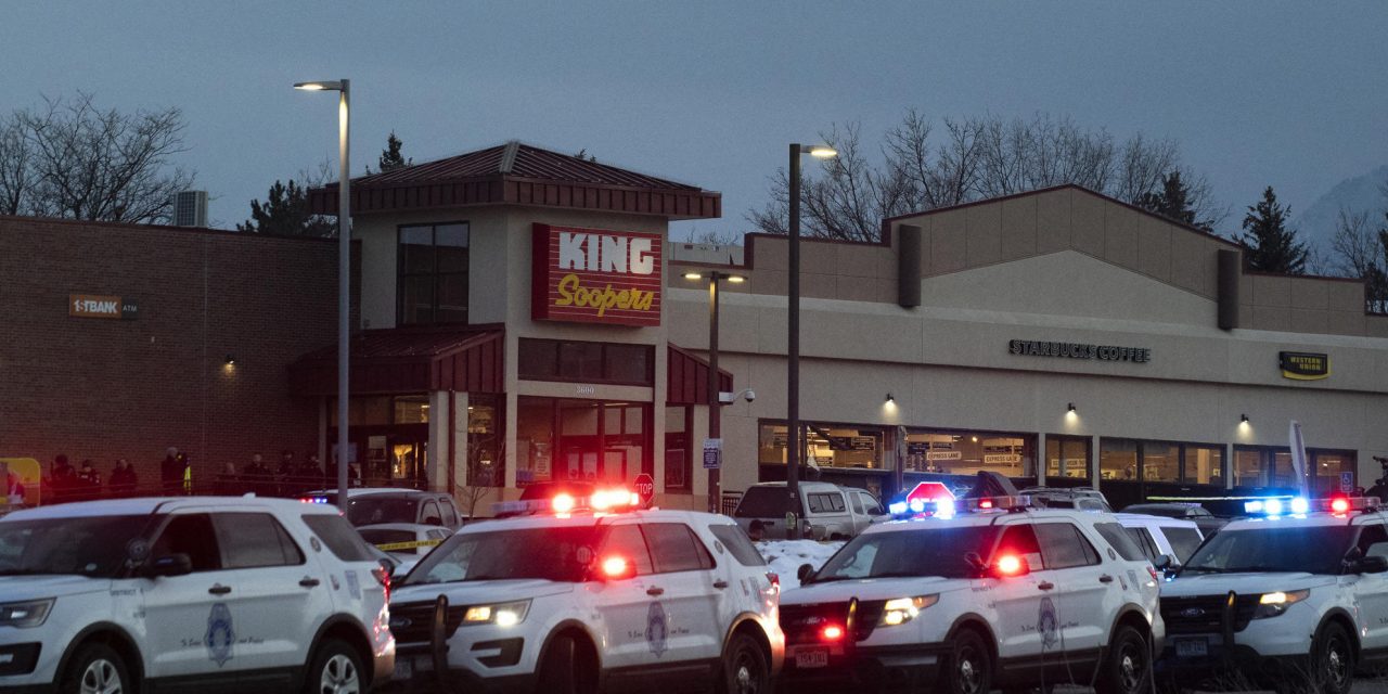 Tíz embert lőtt le egy férfi egy coloradói szupermarketben