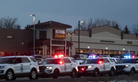 Tíz embert lőtt le egy férfi egy coloradói szupermarketben