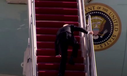 Joe Biden háromszor botlott meg, mire felért a lépcsőn (Videó)