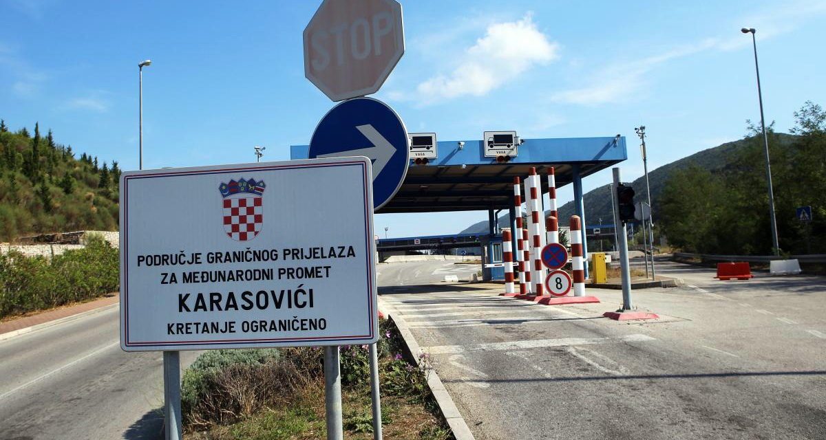 A horvát határrendőrök 36 kiló füvet találtak egy szerb rendszámú autóban