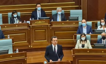 Kurti nem hajlandó válaszolni a koszovói parlament képviselőinek kérdésére
