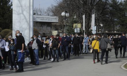 Óriási sorok a szerb határokon, nagyon sok külföldi utazik Szerbiába vakcináért