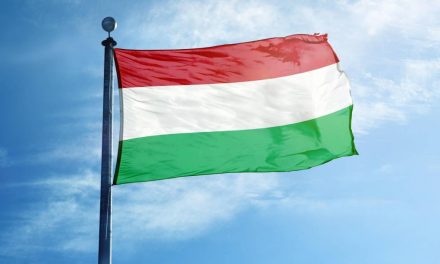Ismét megbírságolták Sepsiszentgyörgy polgármesterét a kitűzött magyar zászlók miatt