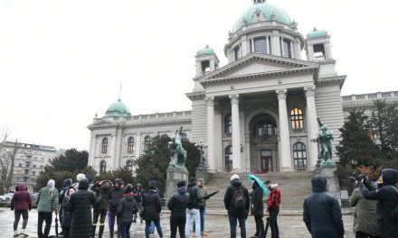 Csütörtökön is tüntettek a vendéglátósok Belgrádban