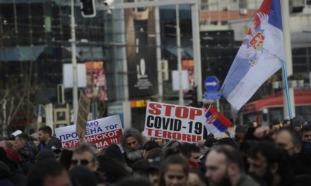 Belgrádban tüntettek a járványellenes intézkedések miatt