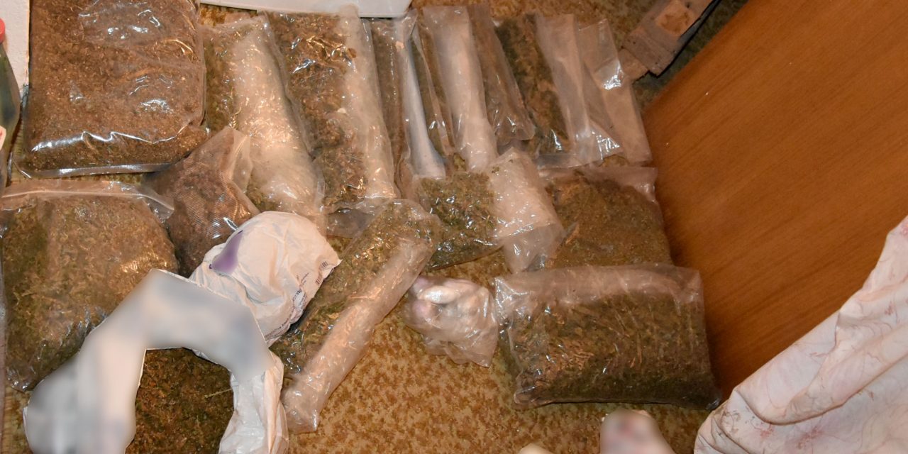 Hét kiló marihuánát, kokaint, fegyvert és lőszert foglaltak le Újvidéken (Fotók)