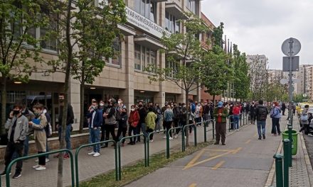 Magyarországon hosszú sorokban várakoznak az emberek Pfizer oltásért (videó)