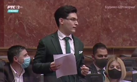 Kínaiul szólalt fel a szerb parlamentben az SNS ifjú titánja (videó)