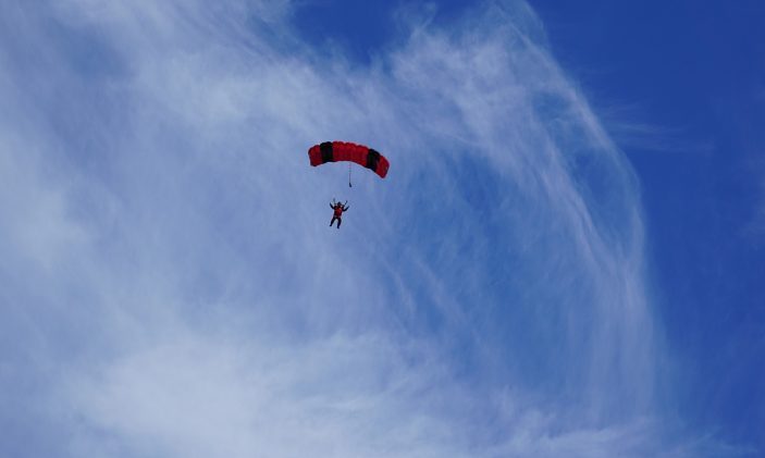 Ejtőernyős ugrás közben meghalt a Szerb Hadsereg egyik katonája