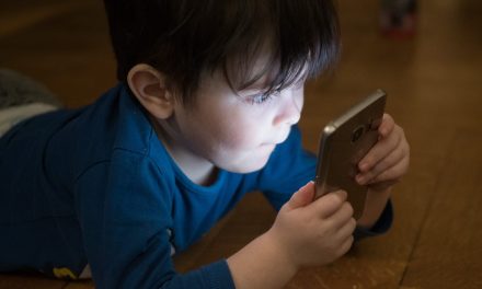 Olaszországban szigorúan korlátoznák a gyerekeknek az okostelefon használatát