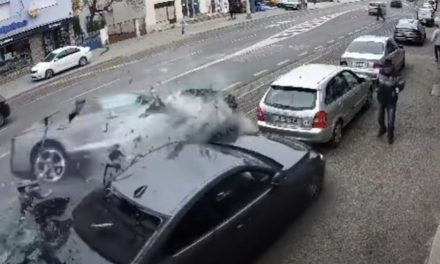 Nyolc autót tört össze a felelőtlen Audis (videó)