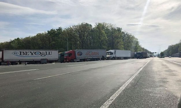 Továbbra is kilométeres kamionsorok várakoznak a szerbiai határállomásokon