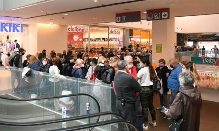 Pénteken is rengeteg ember várt vakcinára az egyik fővárosi bevásárlóközpontban (videó)