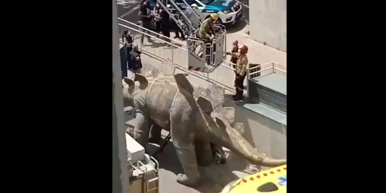 Holttestet találtak egy kültéri dinoszaurusz-szoborban Spanyolországban (Videó)