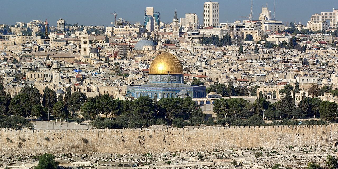 Rakétatámadás érte Jeruzsálemet, kiürítették a Knesszetet