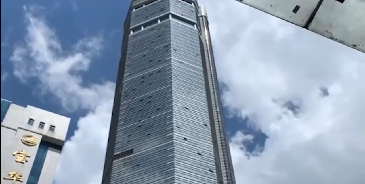 Rejtélyesen dülöngélni kezdett Kína egyik legmagasabb felhőkarcolója (Videó)