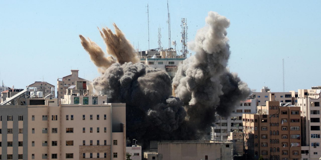 Az izraeli légierő felrobbantotta az Associated Press és az Al Jazeera épületét Gázában