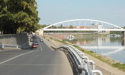 Kiönthet a Tisza Szegednél, már tilos megállni a rakparton