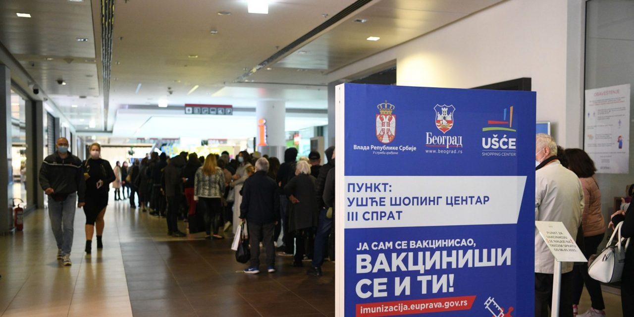 Hosszú sorokban várnak a vakcinára az emberek egy belgrádi plázában (fotók)