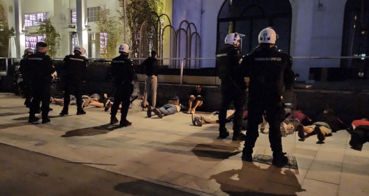 Egy tömegverekedés több mint 130 résztvevőjét vették őrizetbe Belgrádban (Fotók+Videó)