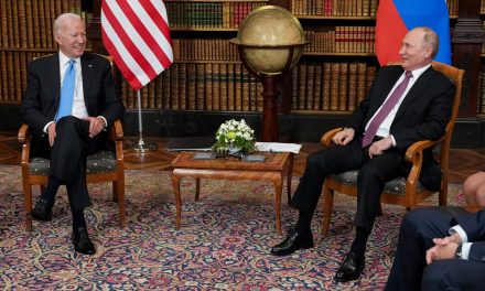 Bő két órát tárgyalt egymással Biden és Putyin